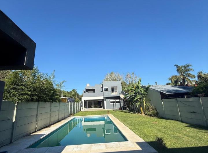 Casa · 275m² · 4 Ambientes · 2 Cocheras