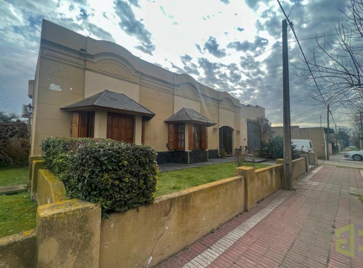 Casa · 270m² · 6 Ambientes · 1 Cochera