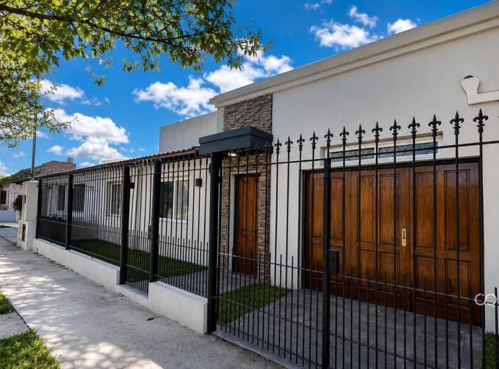 Casa · 182m² · 4 Ambientes · 1 Cochera