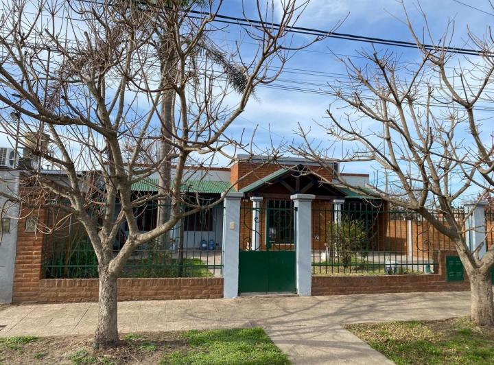 Casa · 160m² · 5 Ambientes · 2 Cocheras