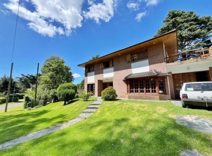 Casa · 200m² · 5 Ambientes · 2 Cocheras