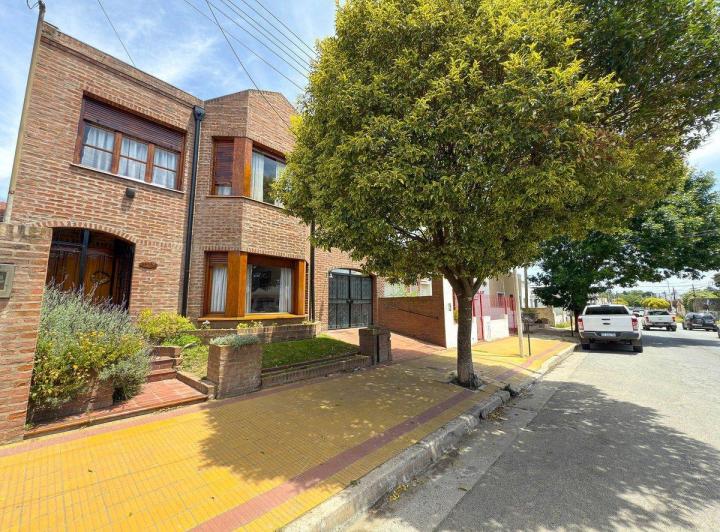 Casa · 218m² · 9 Ambientes · 2 Cocheras