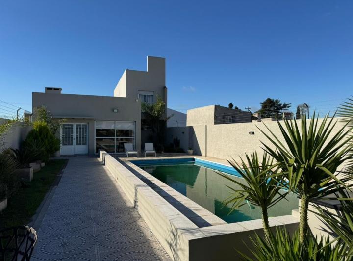 Casa · 250m² · 6 Ambientes · 1 Cochera