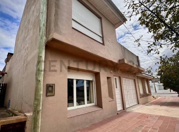 Casa · 65m² · 7 Ambientes · 2 Cocheras