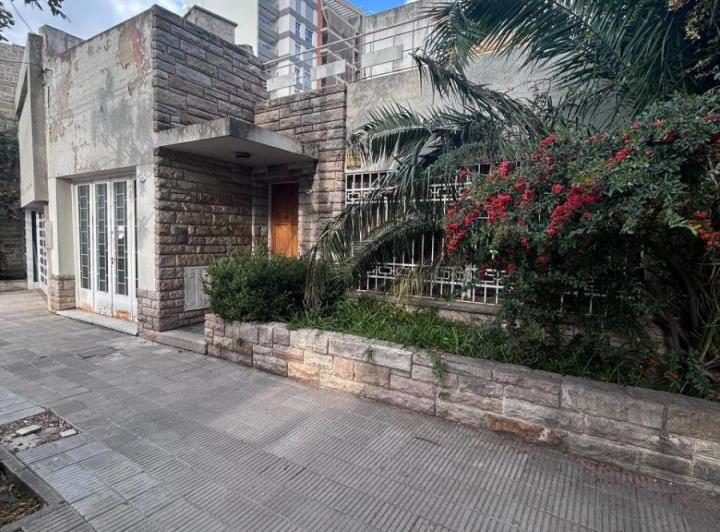 Casa · 221m² · 7 Ambientes · 2 Cocheras
