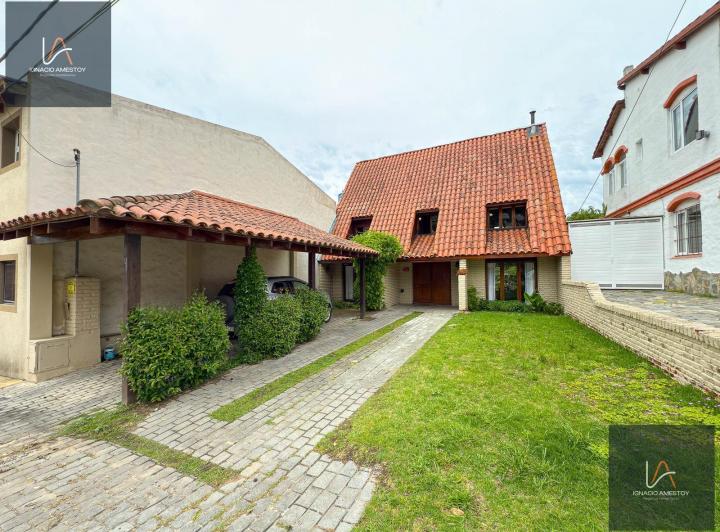 Casa · 649m² · 4 Dormitorios · 1 Cochera