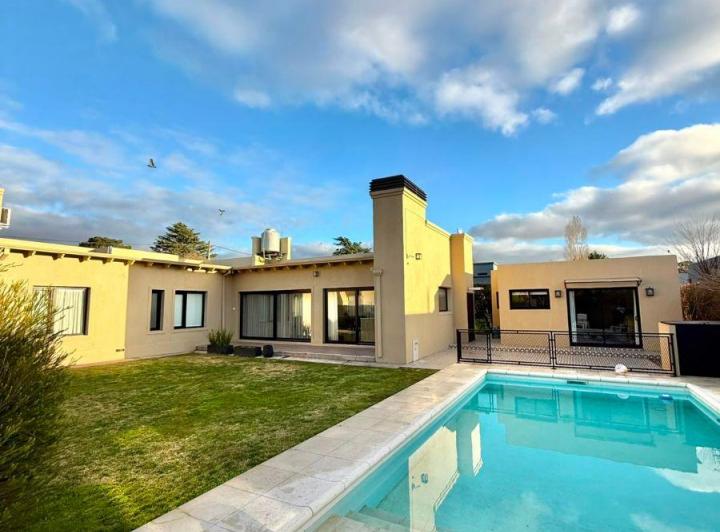 Casa · 230m² · 6 Ambientes · 2 Cocheras