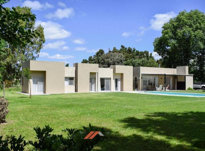 Casa · 220m² · 8 Ambientes