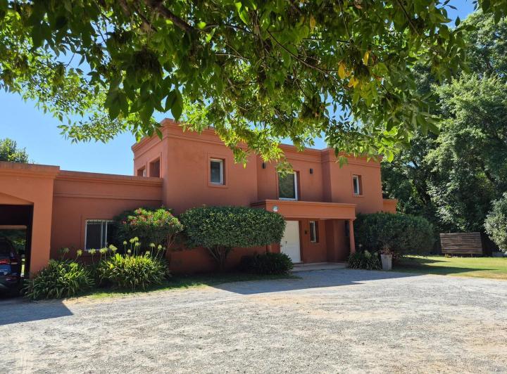 Casa · 230m² · 5 Ambientes · 2 Cocheras