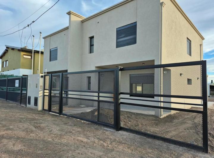 Casa · 150m² · 5 Ambientes · 2 Cocheras