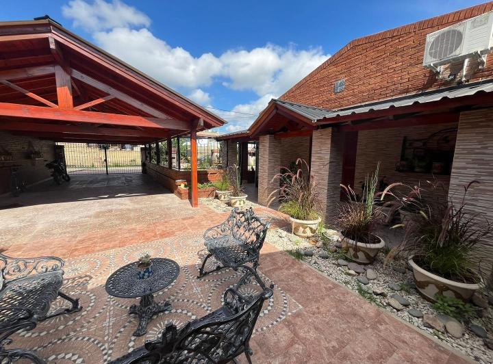 Casa · 350m² · 6 Ambientes · 4 Cocheras