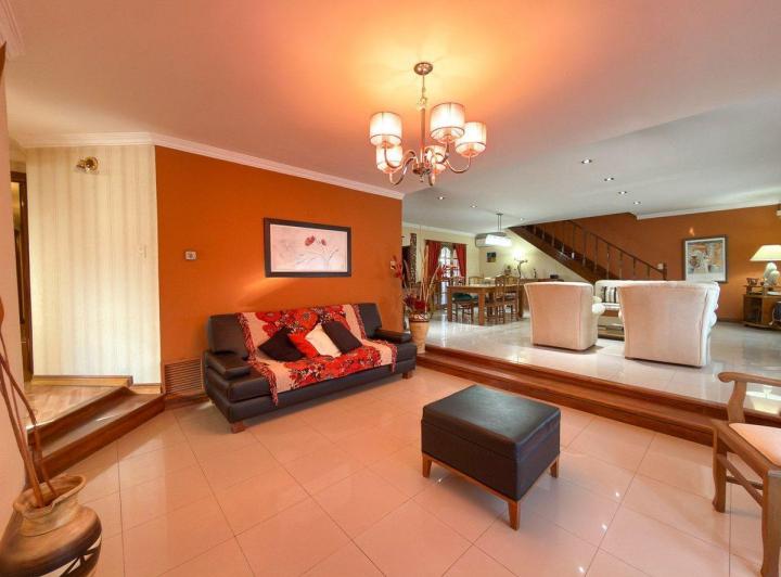 Casa · 236m² · 6 Ambientes · 2 Cocheras