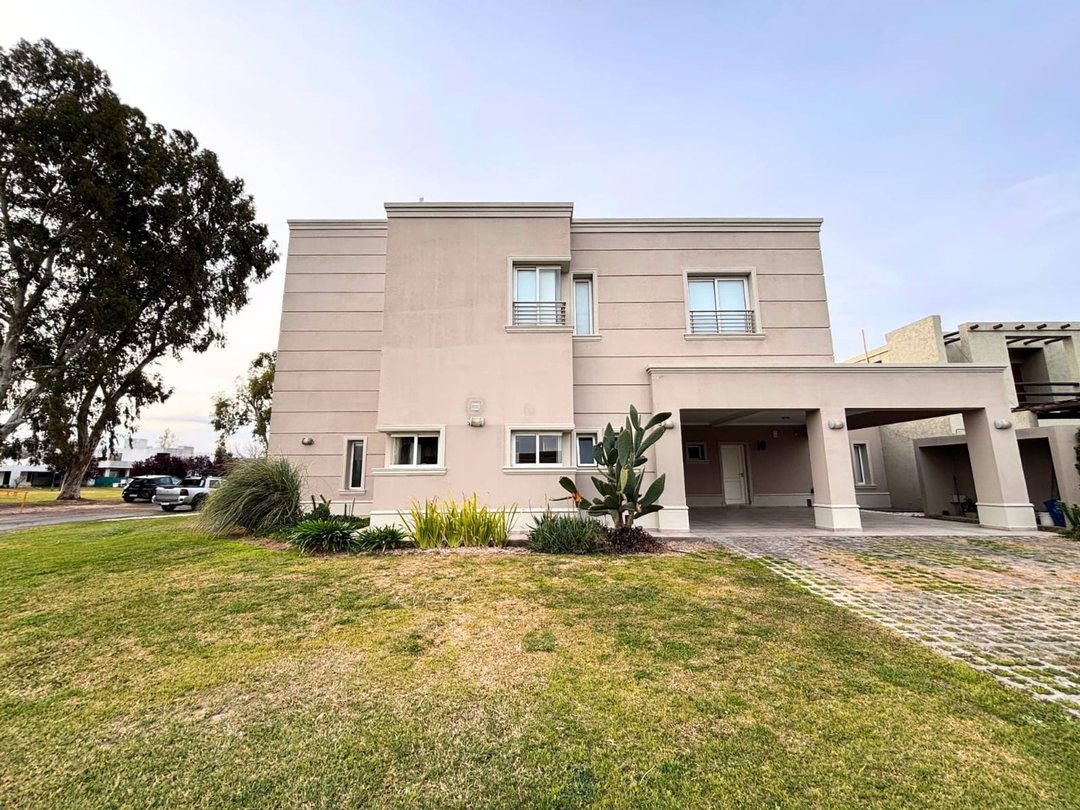 Casa de 5 dormitorios.Pileta.B° El Ceibo Rivadavia