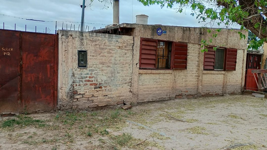 CASA A RECICLAR DE MATERIAL CON LOTE  LAS HERAS!!