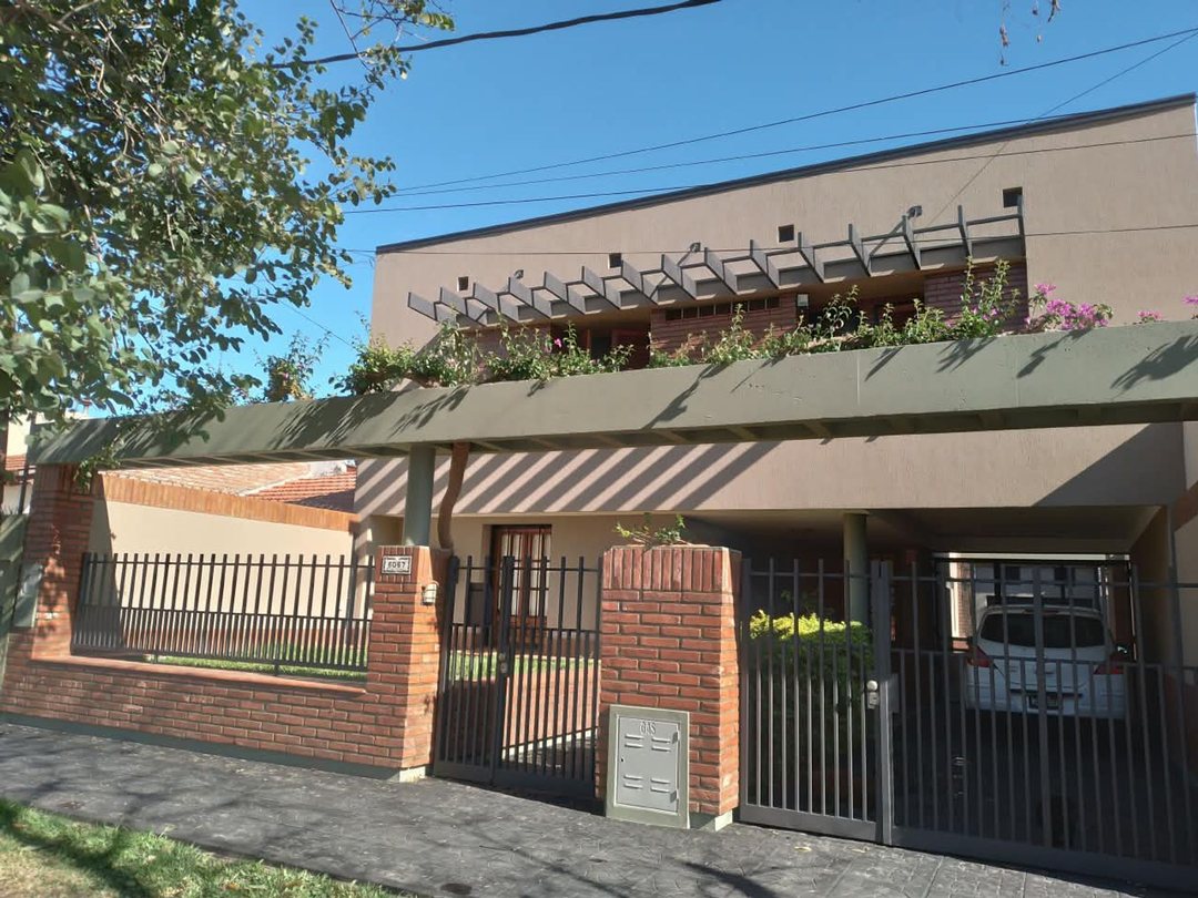 Casa de 3 dormitorios, Barrio Fomento 9 de Julio.