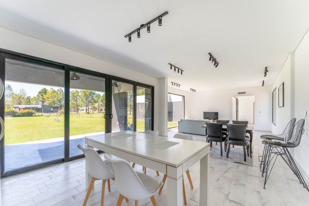 CASA 4 AMB CON PARQUE - BARRIO PRIVADO LA ELINA