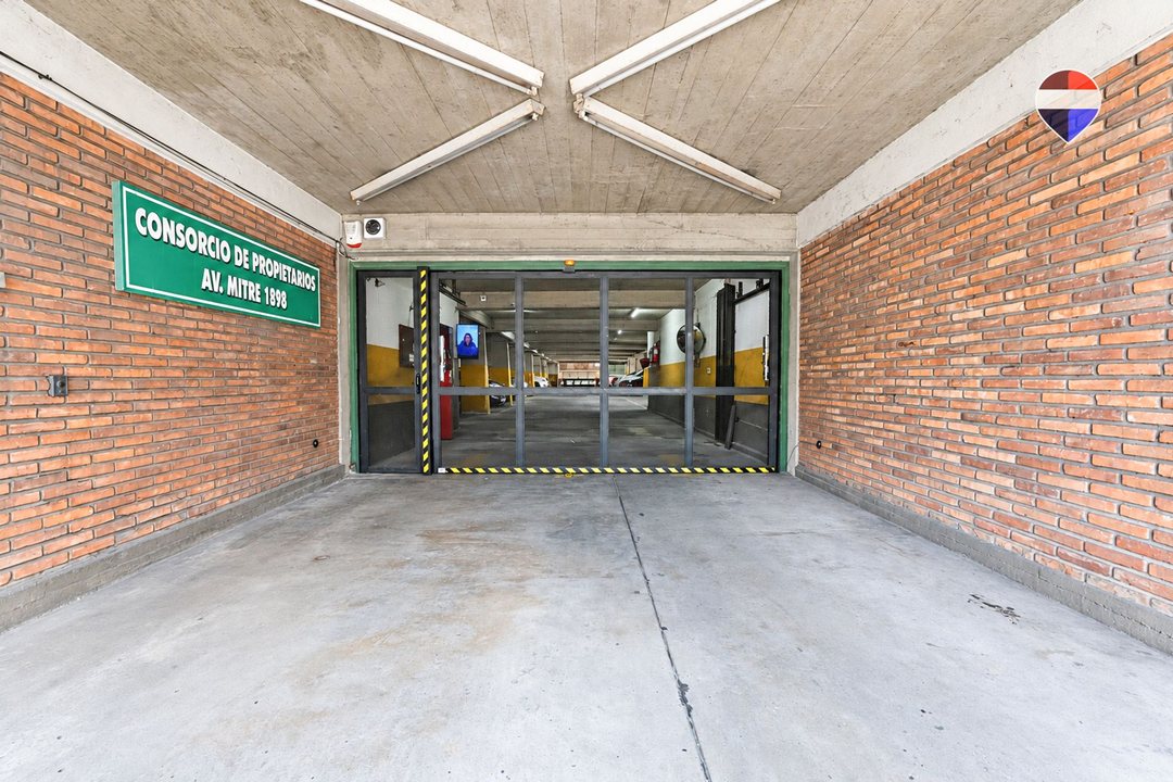VENTA DE COCHERA PLATA BAJA EN AVENIDA MITRE