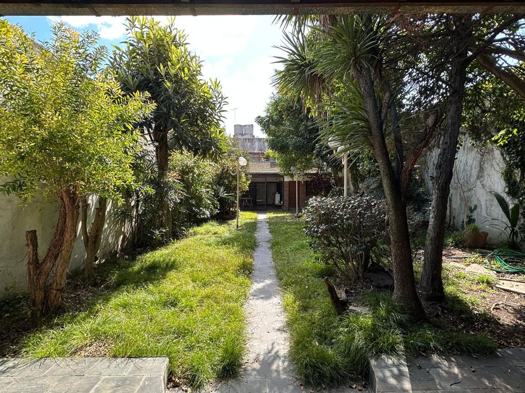 VENTA CASA LOTE PROPIO 4 AMB + COCH + JARDIN