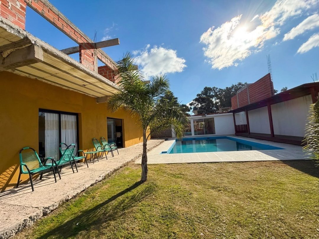 Casa con Piscina en Lote de mas de 1000 m2
