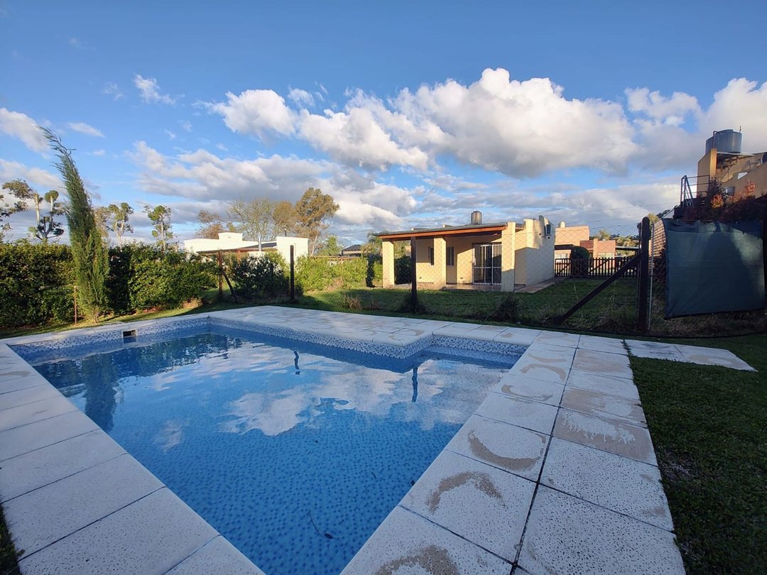 VENTA CASA 3 AMBIENTES CON PILETA LOMA VERDE