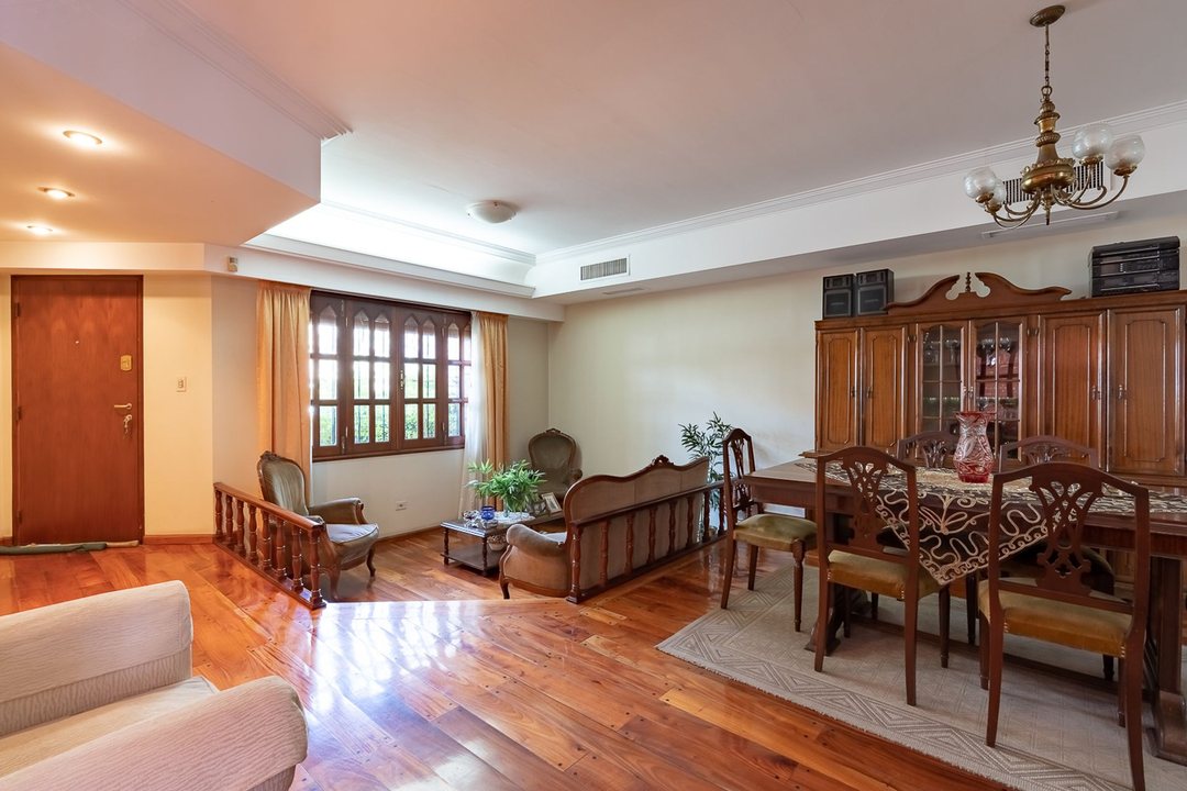 CASA VENTA 4 DORMITORIOS CON PATIO PILETA QUINCHO