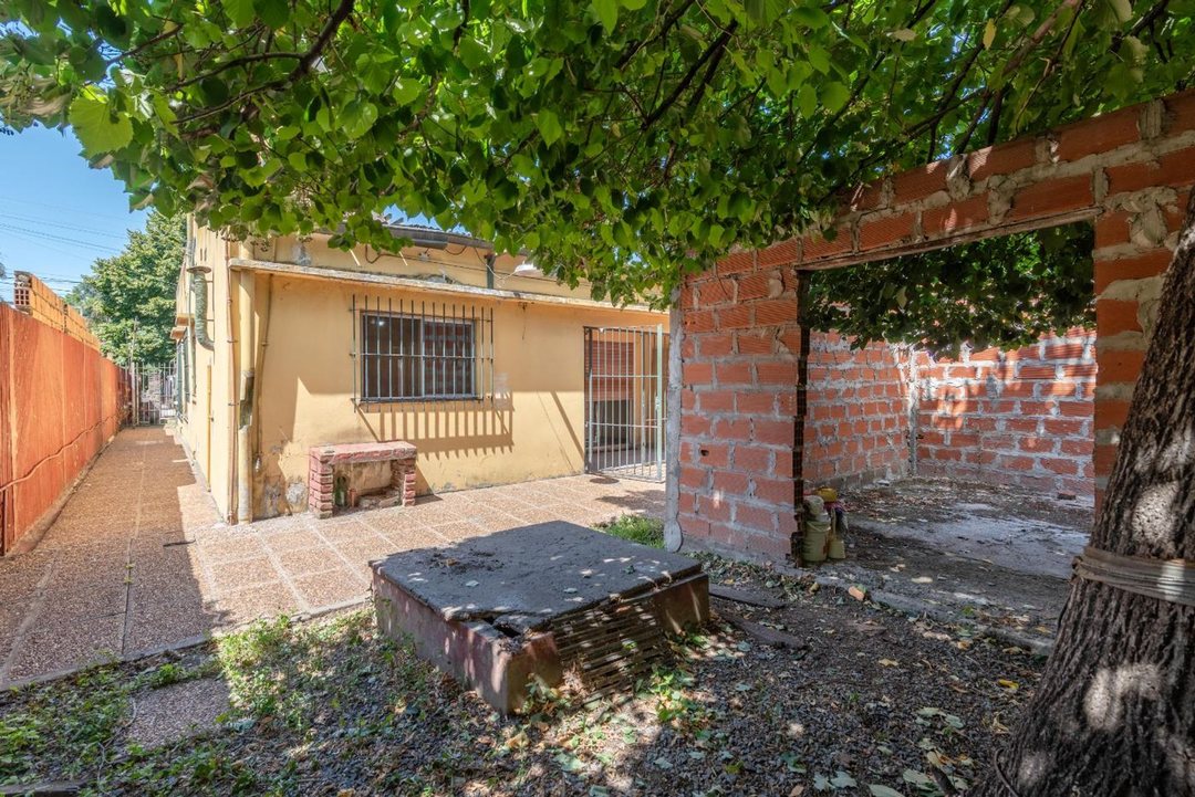 VENTA CASA TRES AMBIENTES CON TERRENO Y COCHERA