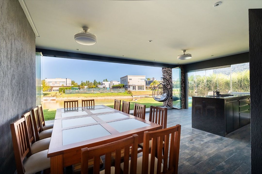 VENTA CASA GOLONDRINAS 4 AMBIENTES AL LAGO