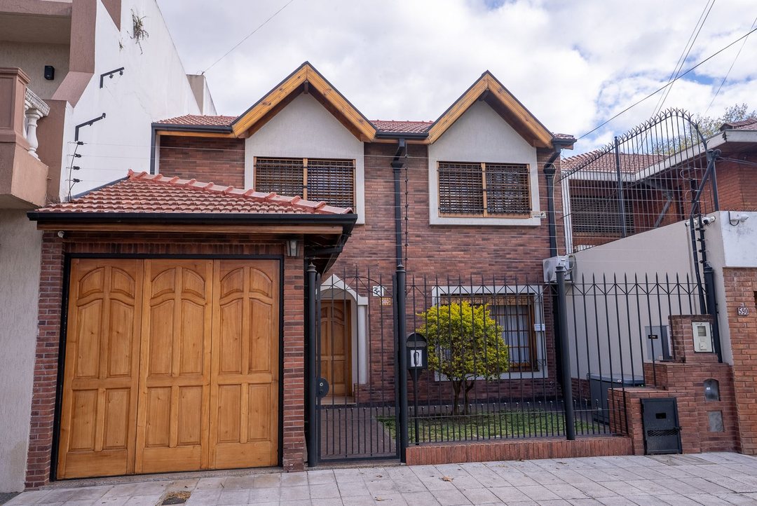 CASA BANFIELD 5 AMBIENTES QUINCHO PILETA JARDIN