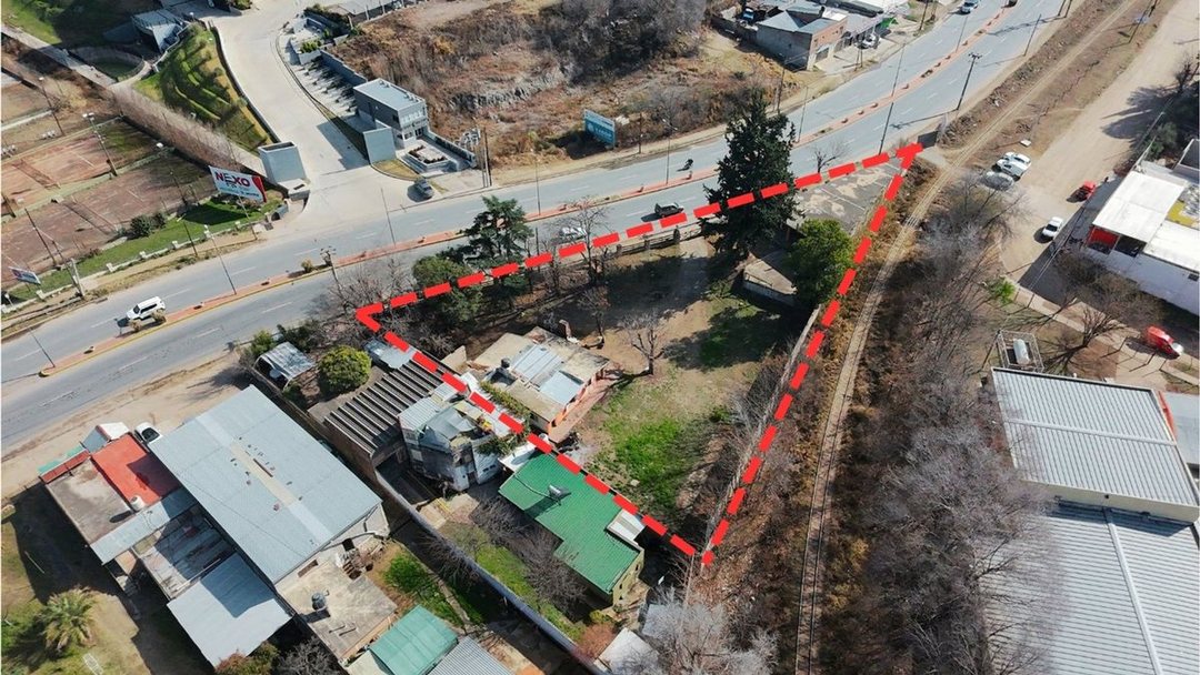 VENTA CASA Y GRAN LOTE COSQUIN EN AVENIDA C/ LOCAL
