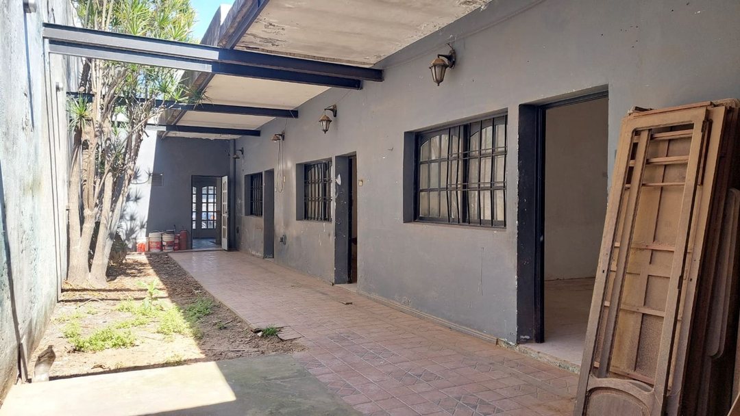 CASA EN ALQUILER COMERCIAL – 8 AMBIENTES CON PATIO