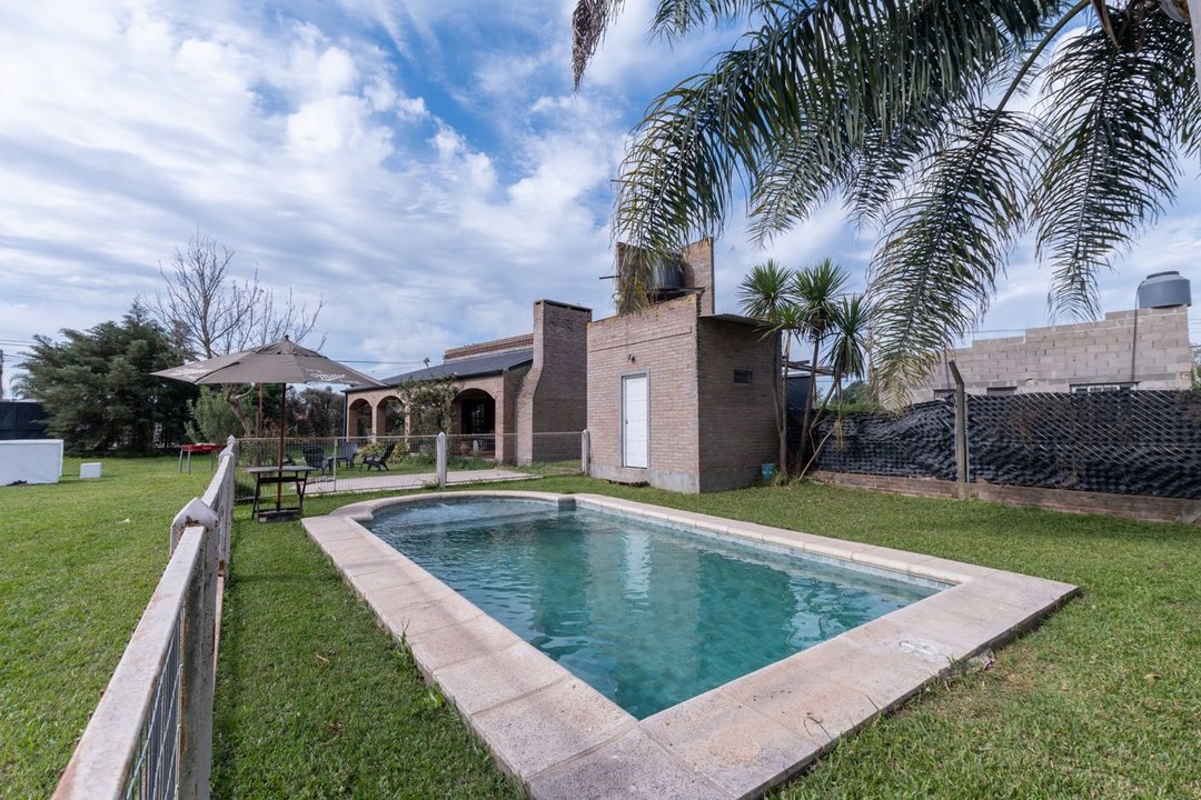 VENTA CASA 2 DORM PATIO Y PILETA SAUCE VIEJO
