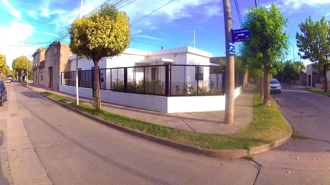 VENTA CASA 2 DORMITORIOS Y JARDÍN EN CAP. BERMUDEZ