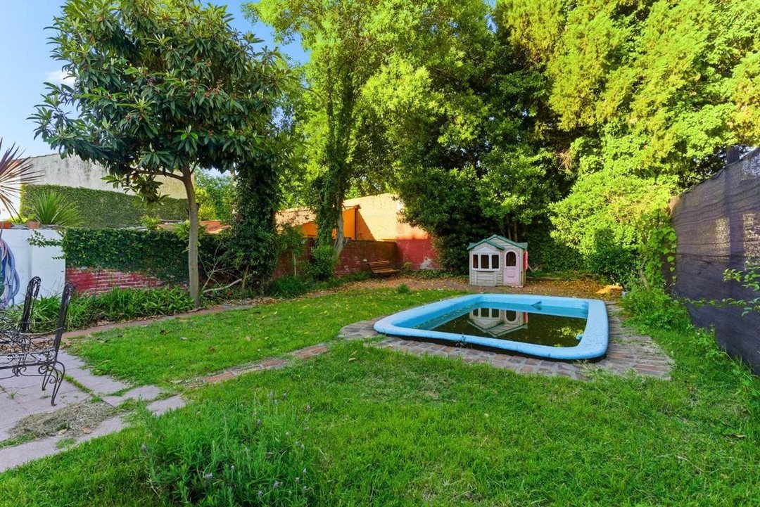 VENTA CASA CON TERRENO EN ADROGUE