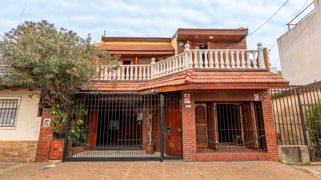 VENTA CASA 4AMB. ISIDRO CASANOVA CENTRO