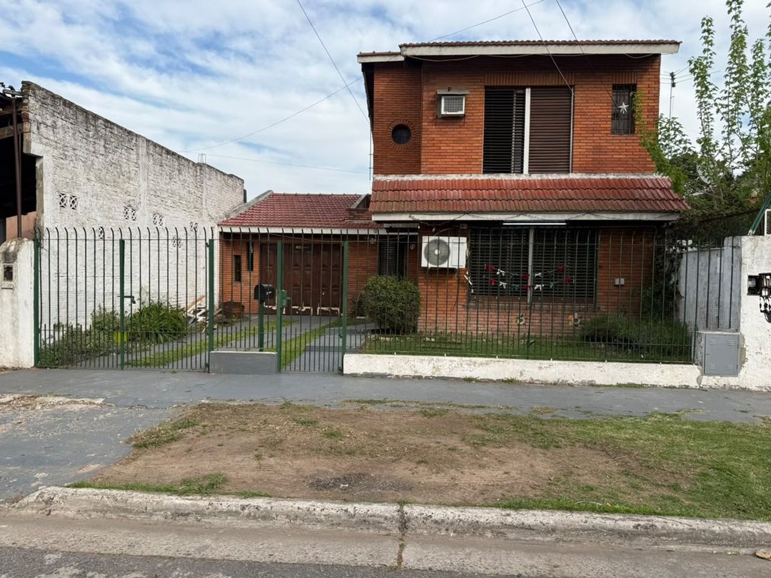 Casa 3 Ambientes en Venta Adrogué Jardin y Garaje