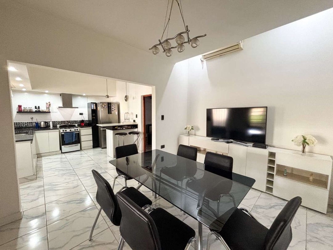 CASA EN VENTA, TRES DORM, COCHERA, PARQUE, PILETA.