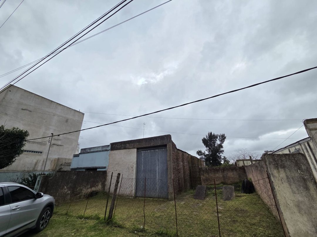 Lote de 600 m2 con galpon a reciclar.