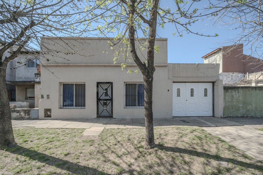 VENTA CASA 3 AMB PATIO Y COCHERAS (MORON) PERMUTA