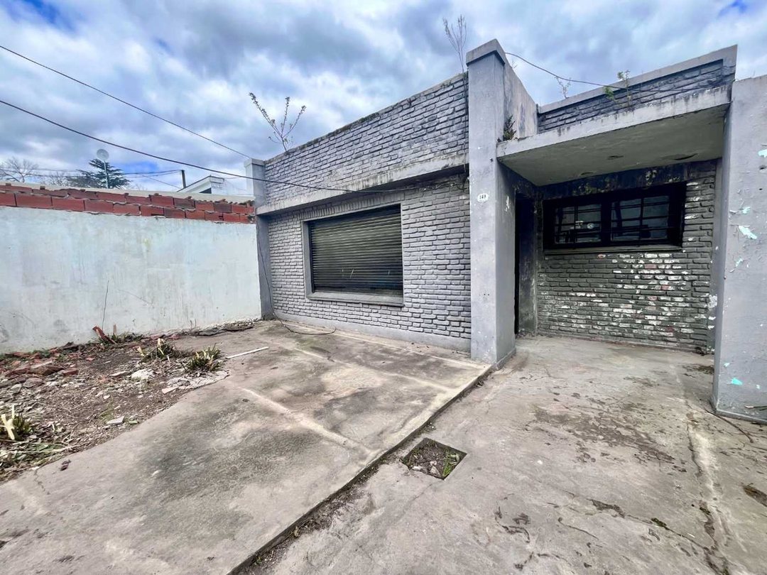 Casa c/terreno en venta en Longchamps-a refacciona