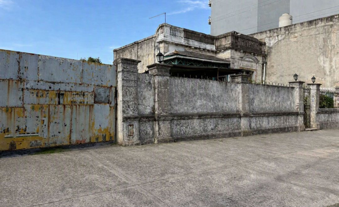 LOTE CON VIVIENDA 4 AMB. EN VILLA LUGANO 896 M2