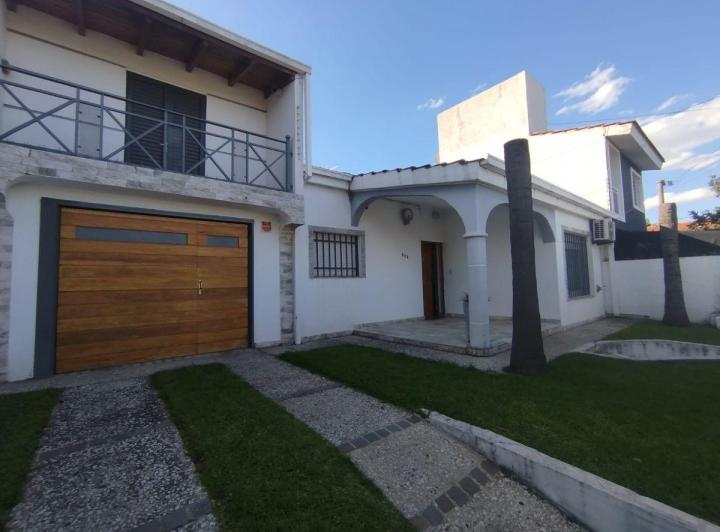 Casa · 121m² · 7 Ambientes · 2 Cocheras