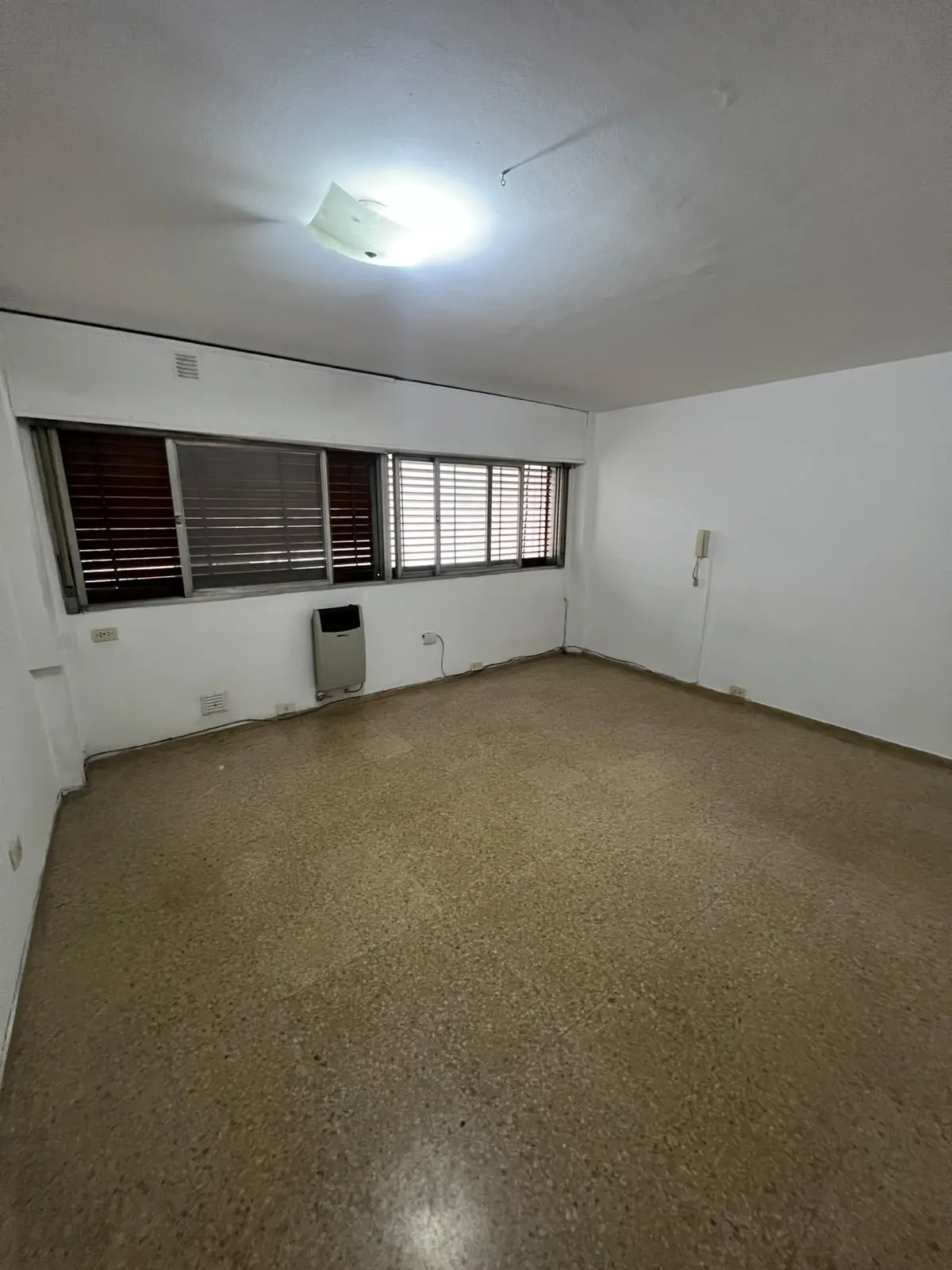 ALQUILER MONOAMBIENTE - CASEROS 45 - TERCER PISO