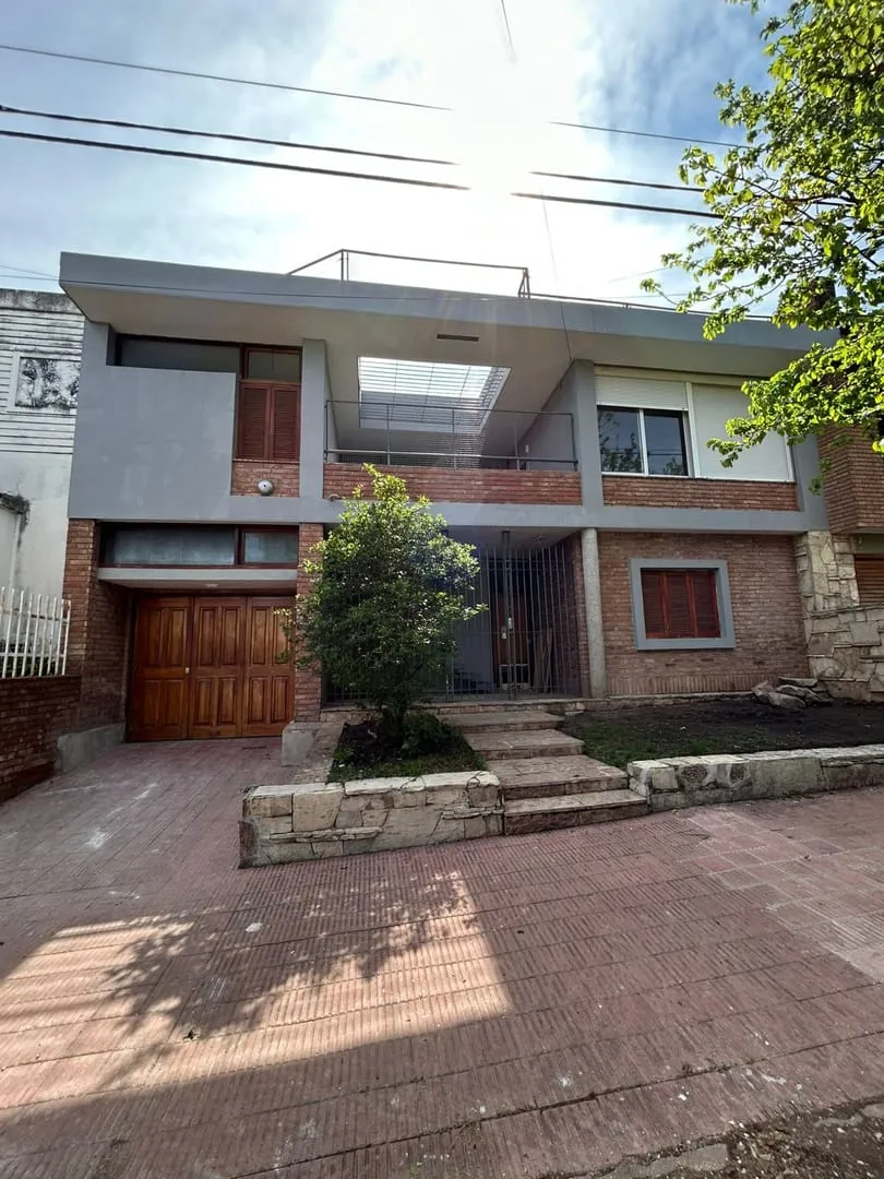 Casa en alquiler, 3 dormitorios + habitación, patio con asador y terraza - Barri...