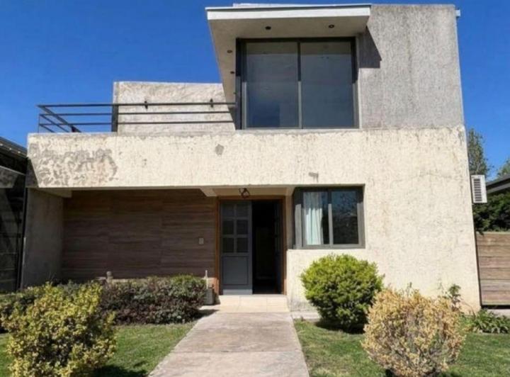 Casa · 290m² · 2 Ambientes · 1 Cochera