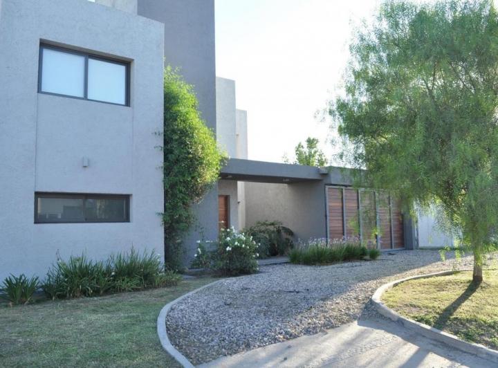 Casa · 296m² · 4 Ambientes · 3 Cocheras