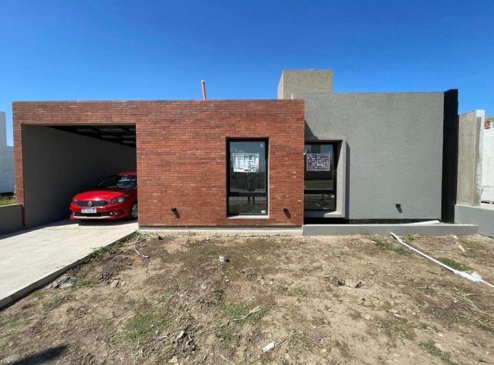 Casa · 1m² · 5 Ambientes · 2 Cocheras
