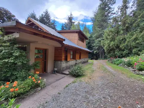 Bellisima casa en faldeo del piltriquitrón