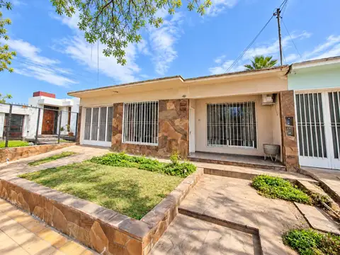 Venta casa 2 dormitorios - cochera - patio