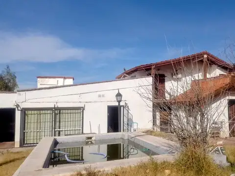Venta de casa con pileta chacras de coria