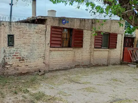 Casa a reciclar de material con lote  las heras